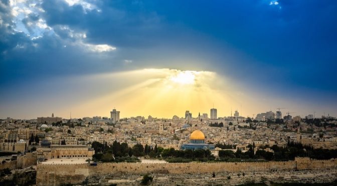 Az Istentől alászállt szent város, Jeruzsálem Isten dicsőségét sugározta